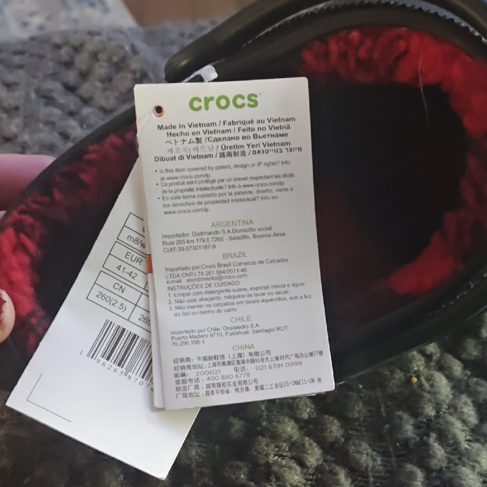CROCS Classic Clog with Black Shell and Red/Black Fleece Lining NWT - Picture 2 of 7